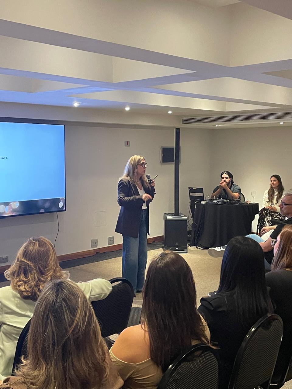 Treinamento de equipe de loja conduzido por Andréa Thomé