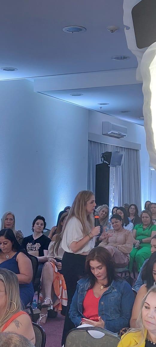 Treinamento presencial de equipe de vendas conduzido por Andréa Thomé